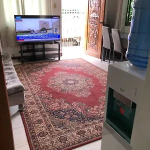The Mansion - Backpackers Near Airport Appartement